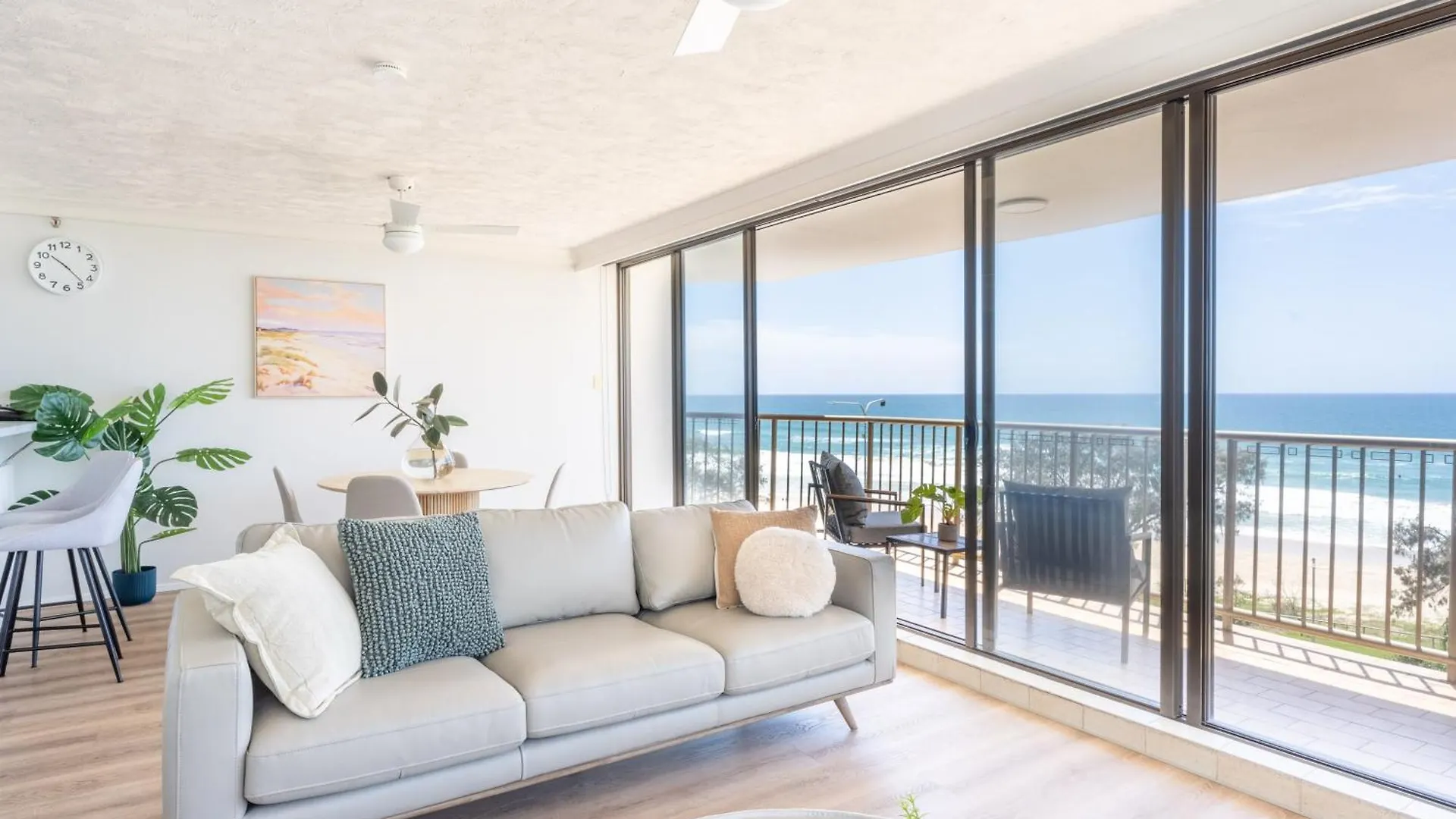 New! Beachfront Bliss 2 Bed 2 Bath Stunning Ocean Views Gold Coast 0*,