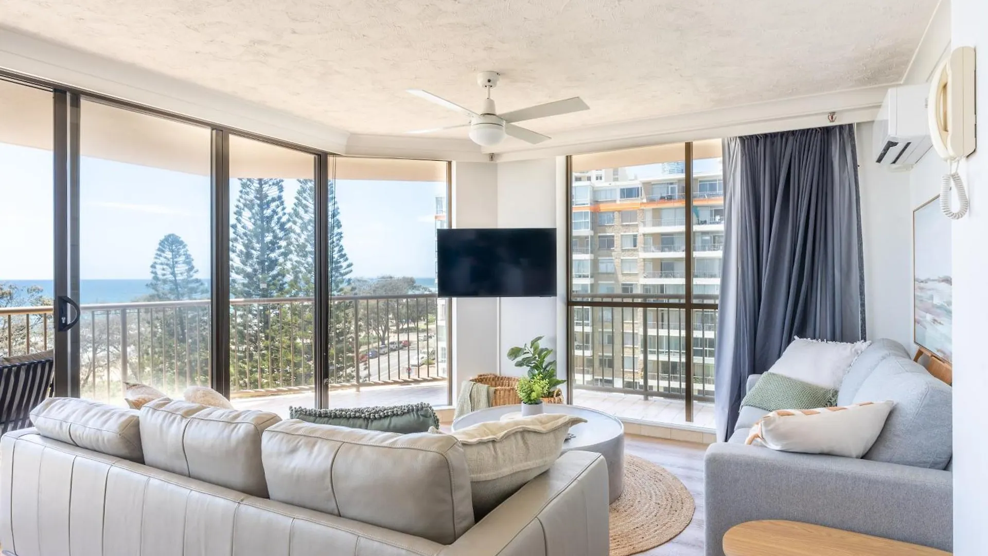 New! Beachfront Bliss 2 Bed 2 Bath Stunning Ocean Views Gold Coast Apartment